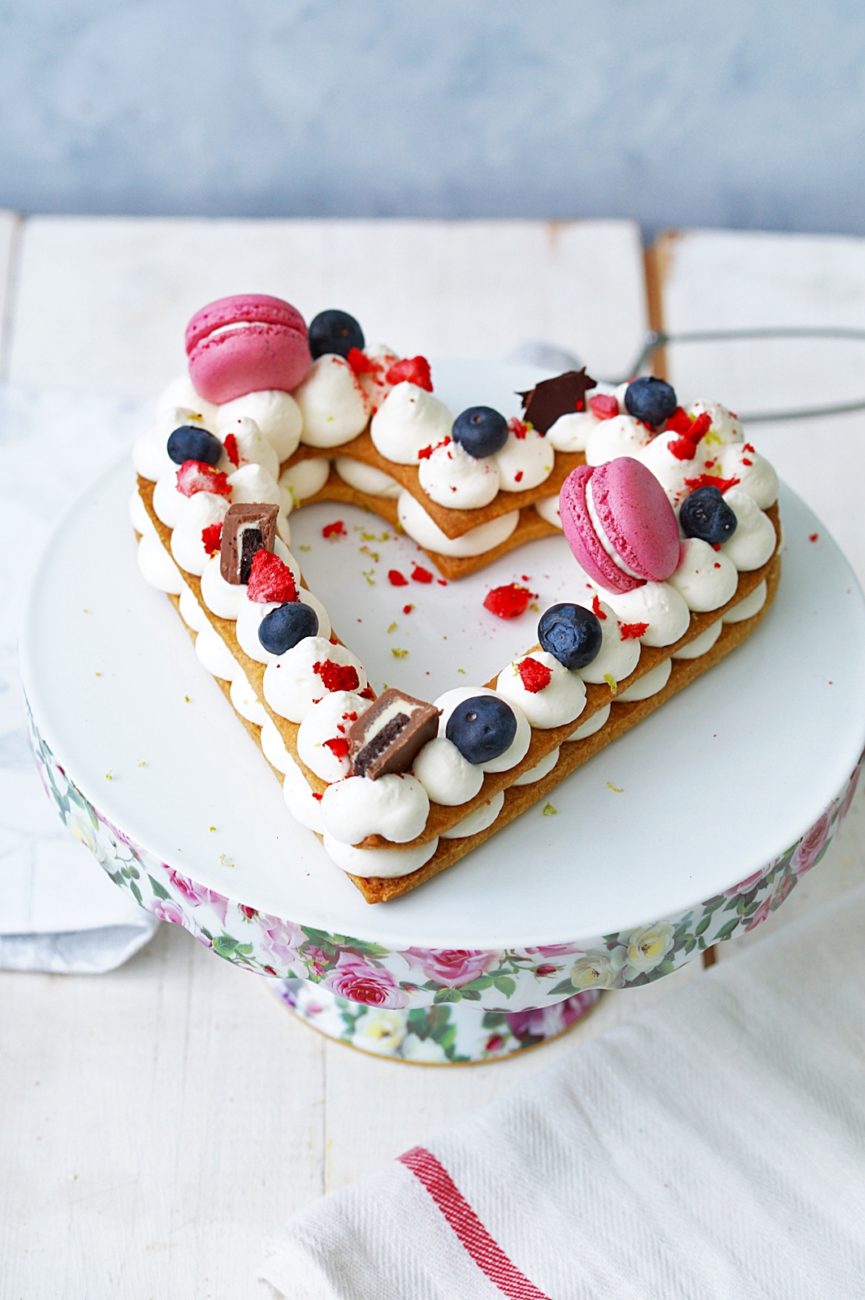 Biscuit naked cake